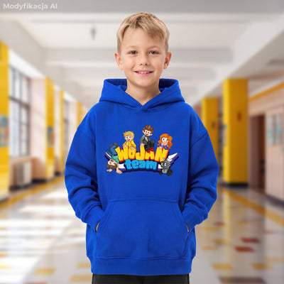 Niebieska bluza oversize Wojan Team na modelu – widok z przodu