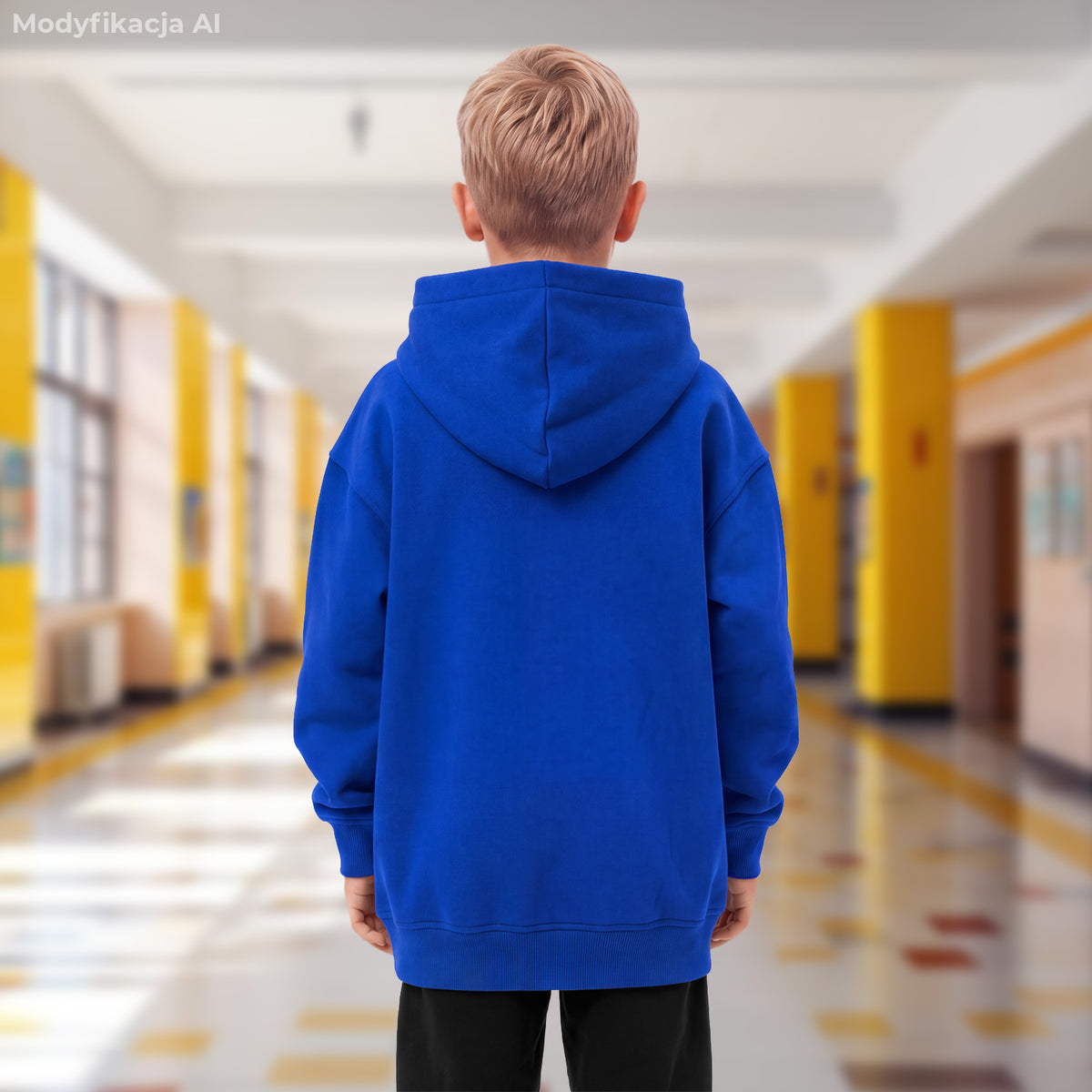 Niebieska bluza oversize Wojan Team na modelu – widok z tyłu