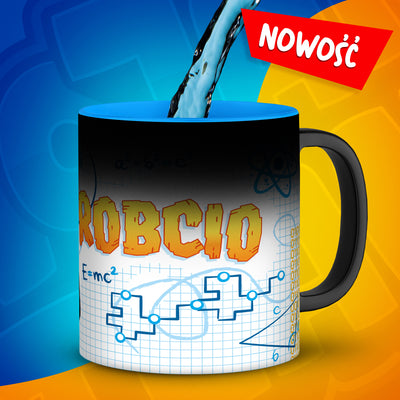 Magiczny kubek Robcio 300 ml podczas nalewania gorącego napoju, odsłaniając część grafiki z napisem "Robcio".